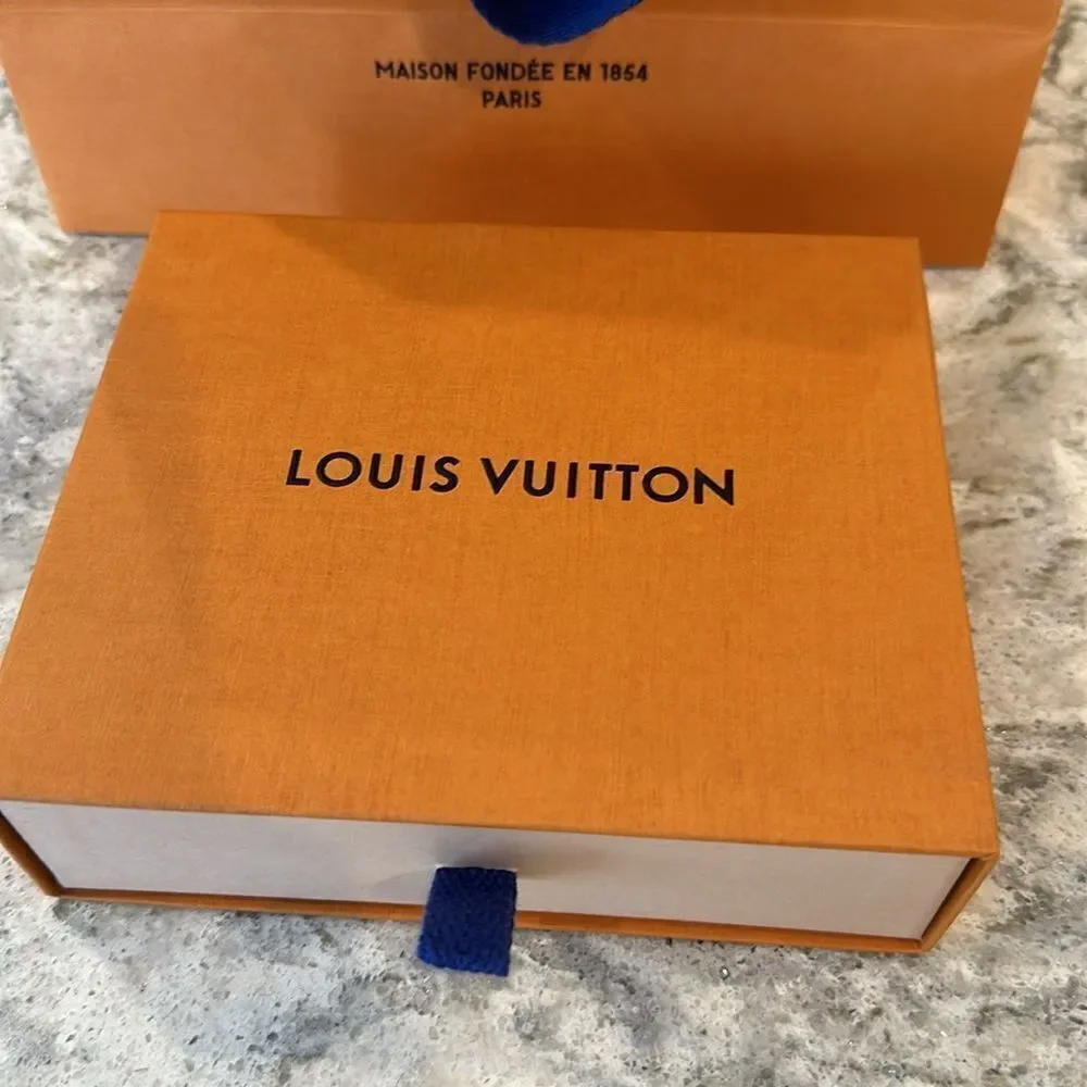 👜Louis Vuitton Fuchsia Fleur d’Epi Bag Charm Comes with dust bag, box an…